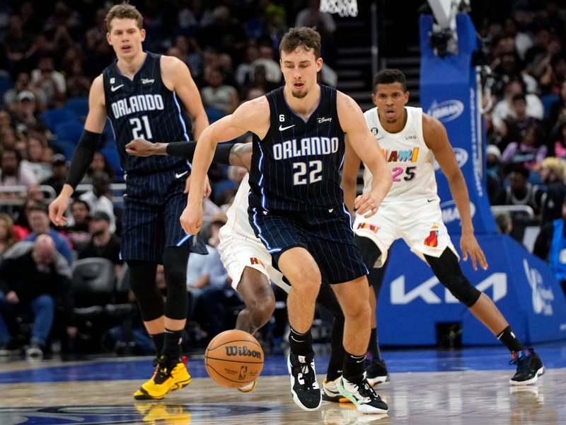 Stehen vor ihrem zweiten gemeinsamen Länderspiel: Die Brüder Franz (22) und Moritz Wagner (21) von den Orlando Magic. - Foto: John Raoux/AP/dpa