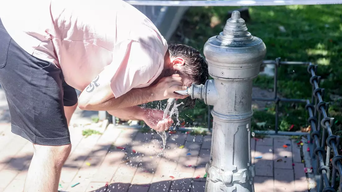 Eine Mann kühlt sich an einem Trinkbrunnen in Madrid ab. - Bild: Ricardo Rubio/EUROPA PRESS/dpa