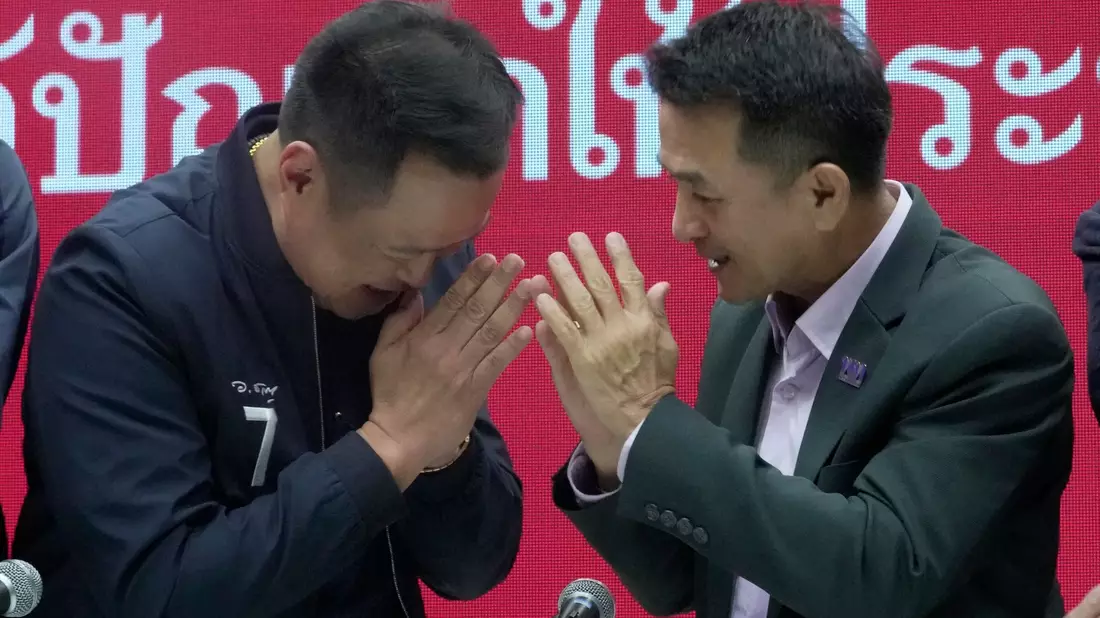 Anutin Charnvirakul (l), Vorsitzender der Bhumjaithai-Partei, und Chonlanan Srikaew, Vorsitzender der Pheu Thai, begrüßen sich nach einer Pressekonferenz. - Bild: Sakchai Lalit/AP/dpa