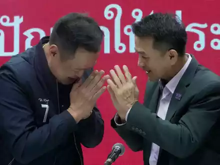 Anutin Charnvirakul (l), Vorsitzender der Bhumjaithai-Partei, und Chonlanan Srikaew, Vorsitzender der Pheu Thai, begrüßen sich nach einer Pressekonferenz. - Foto: Sakchai Lalit/AP/dpa