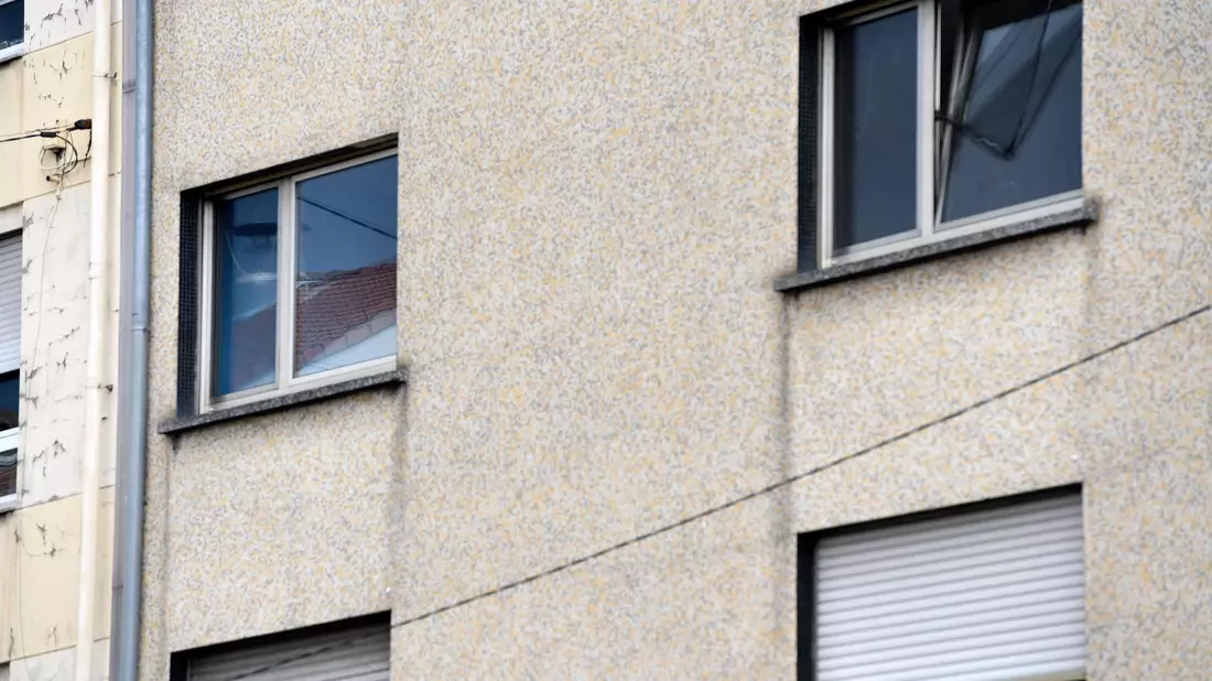 Die Fenster einer Wohnung im französischen Forbach, in der die Frau eines 55-jährigen deutschen Staatsangehörigen nach 12 Jahren Gefangenschaft gefunden wurde. - Bild: Jean-Christophe Verhaegen/AFP/dpa