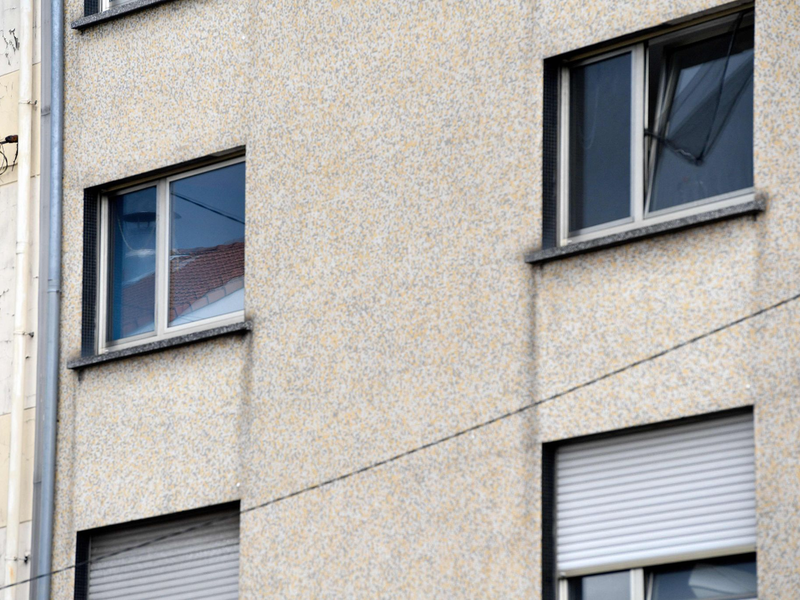 Die Fenster einer Wohnung im französischen Forbach, in der die Frau eines 55-jährigen deutschen Staatsangehörigen nach 12 Jahren Gefangenschaft gefunden wurde. - Foto: Jean-Christophe Verhaegen/AFP/dpa