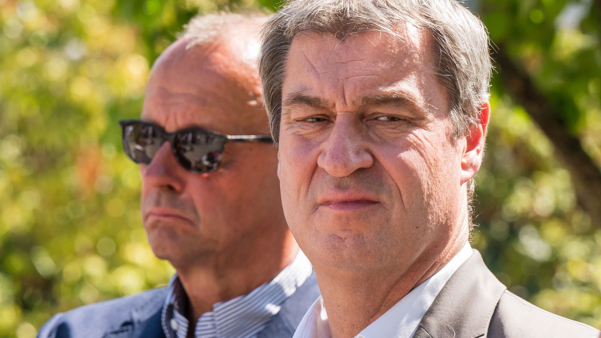 Markus Söder (r.), derzeit Ministerpräsident von Bayern, liegt nicht nur an der Spitze aller neun abgefragten Top-Politiker, sondern auch klar vor CDU-Chef Friedrich Merz. - Foto: Peter Kneffel/dpa