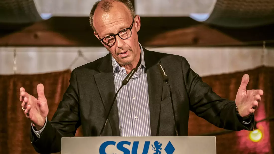 Friedrich Merz spricht während eines Wahlkampfauftritts. - Bild: Uwe Lein/dpa