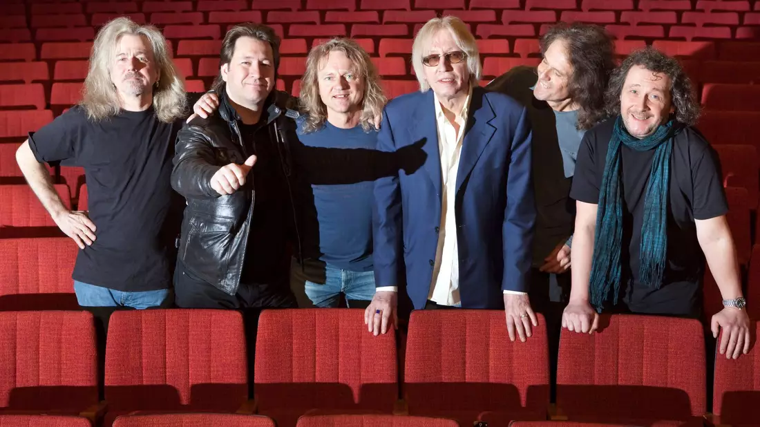 Die Rockmusiker Bernd Römer (l-r), Claudius Dreilich, Christian Liebig, Ulrich «Ed» Swillms, Michael Schwandt und Martin Becker von der Band Karat im Zuschauerraum der «Alten Oper» in Erfurt. - Bild: Michael Reichel/dpa-Zentralbild/dpa