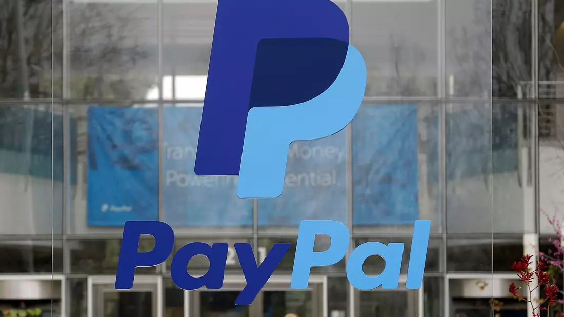 Der Online-Bezahldienst Paypal hat nun eine eigene Kryptowährung. - Bild: Jeff Chiu/AP/dpa