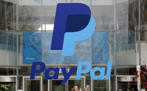 Der Online-Bezahldienst Paypal hat nun eine eigene Kryptowährung. - Foto: Jeff Chiu/AP/dpa