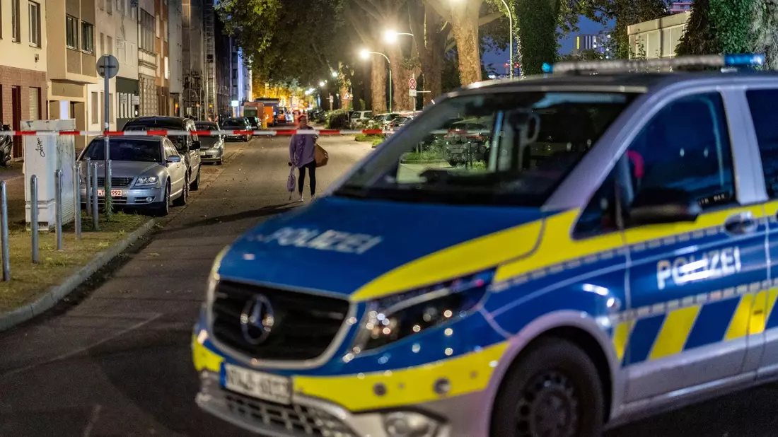 Wegen dem Fund einer Fliegerbombe aus dem Zweiten Weltkrieg müssen die zuführenden Straßen zum Evakuierungsbereich im Stadtteil Düsseltal abgesperrt werden. - Bild: Christoph Reichwein/dpa