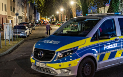 Wegen dem Fund einer Fliegerbombe aus dem Zweiten Weltkrieg müssen die zuführenden Straßen zum Evakuierungsbereich im Stadtteil Düsseltal abgesperrt werden. - Foto: Christoph Reichwein/dpa