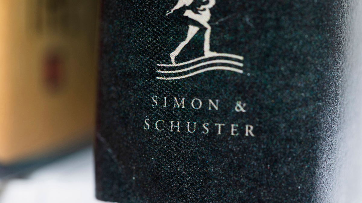 Simon & Schuster wurde an die Private-Equity-Firma KKR verkauft, Monate nachdem ein Bundesrichter den Kauf durch den konkurrierenden Verlag Penguin Random House blockiert hatte. - Foto: Jenny Kane/AP/dpa