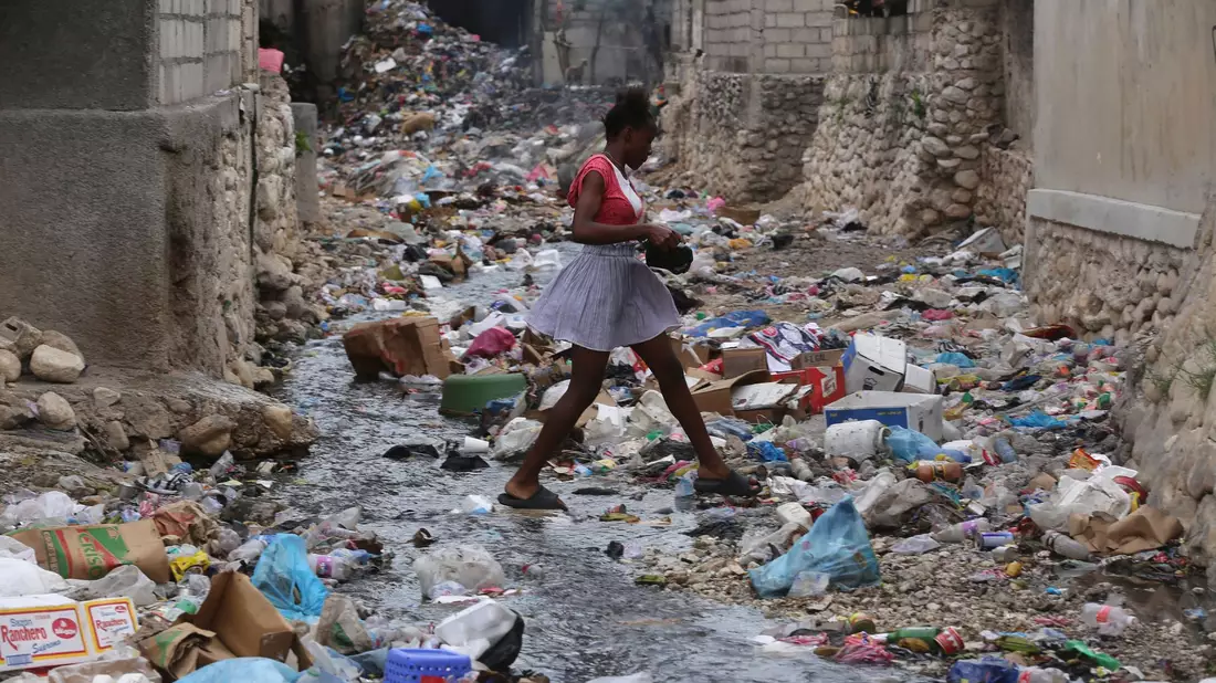 Ein Mädchen geht durch eine mit Müll gefüllte Häuserschlucht in Port-au-Prince. Bewaffnete Gruppen entführen dort zunehmend Kinder und Frauen - in den meisten Fällen zu finanziellen oder taktischen Zwecken. - Bild: Odelyn Joseph/AP