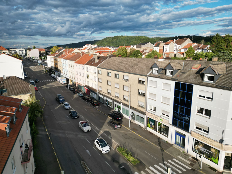 Blick auf die Häuserzeile mit dem Haus, wo eine Frau jahrelang gefangen gehalten worden sein soll. - Foto: Thomas Frey/dpa