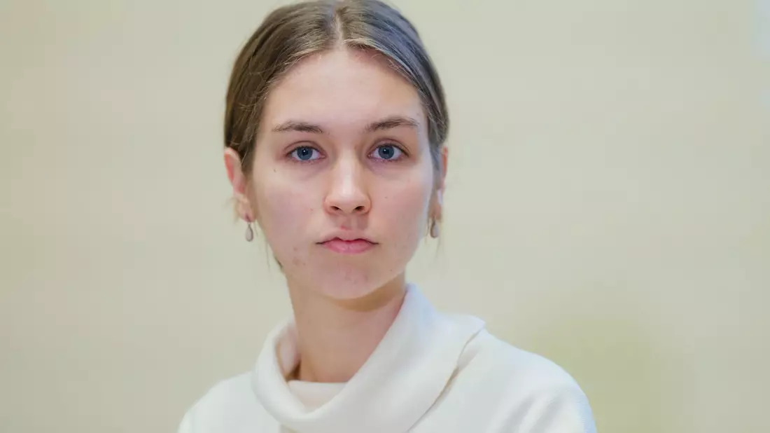 «Nach dem heißesten Juli in der Geschichte der Wetteraufzeichnung fordern wir den Kanzler auf, das Klimaschutzgesetz zu stärken», sagt Pauline Brünger von Fridays for Future. - Bild: Marius Becker/dpa