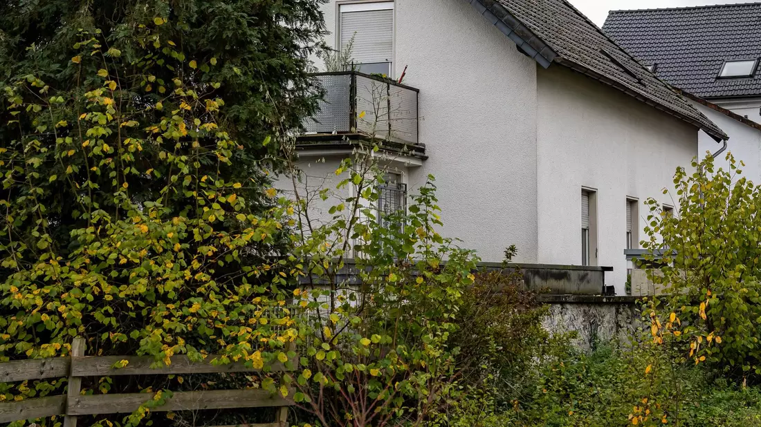 Blick auf das Haus im sauerländischen Attendorn, wo ein inzwischen neunjähriges Mädchen fast sein gesamtes Leben lang festgehalten worden sein soll. - Bild: Markus Klümper/dpa