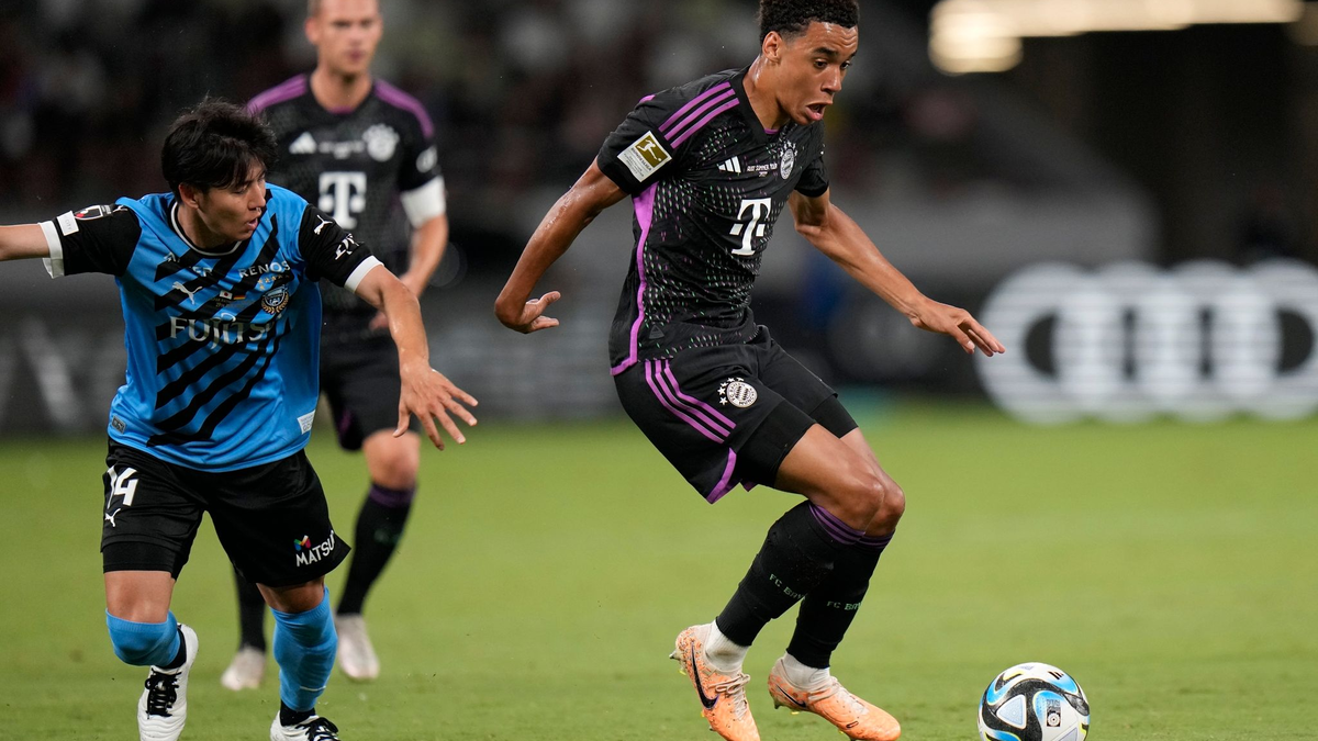 Jamal Musiala (r) sieht den deutschen Meister gut vorbereitet für den Saisonstart. - Foto: Shuji Kajiyama/AP/dpa