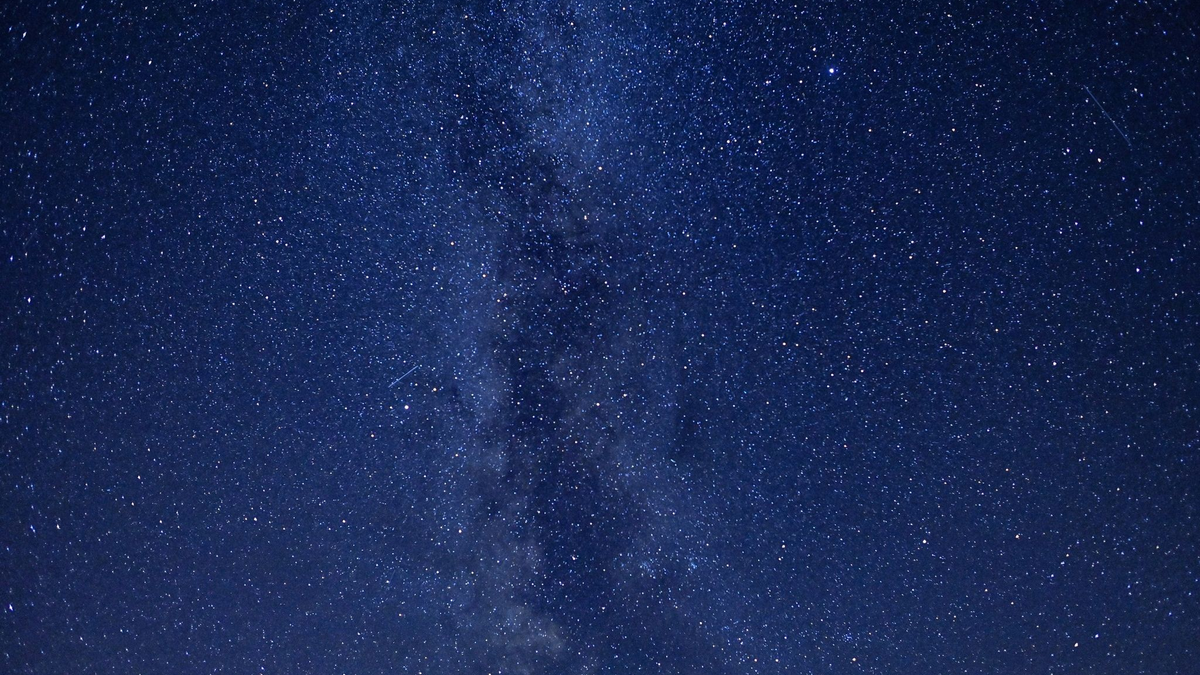 Die Sternschnuppen der Perseiden sind in der ersten Augusthälfte teils im Minutentakt am Nachthimmel zu sehen. - Foto: Patrick Pleul/dpa