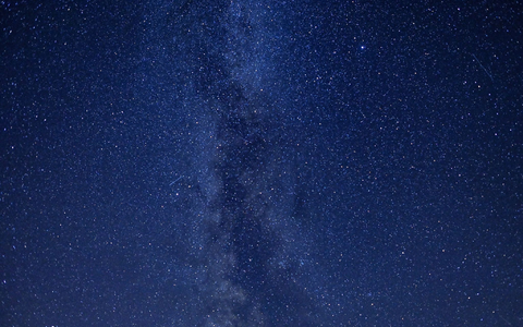 Die Sternschnuppen der Perseiden sind in der ersten Augusthälfte teils im Minutentakt am Nachthimmel zu sehen. - Foto: Patrick Pleul/dpa