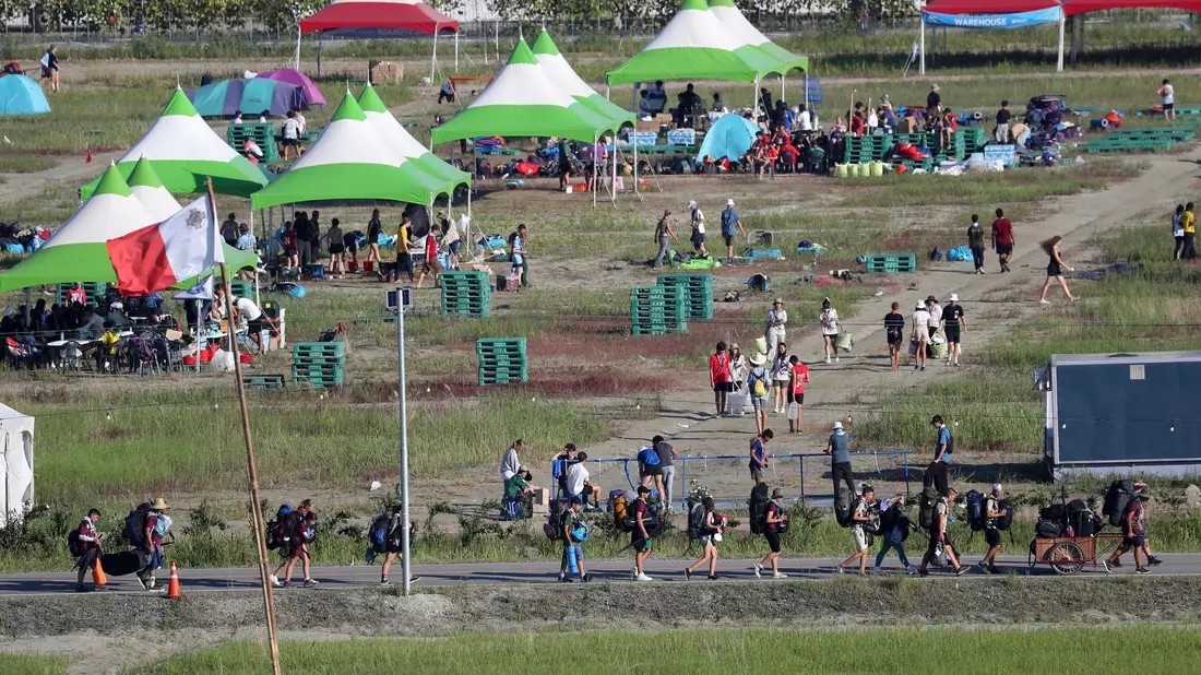 Teilnehmer des Weltpfadfindertreffens verlassen das Camp. - Bild: Kim Myung-nyeon/Newsis/AP