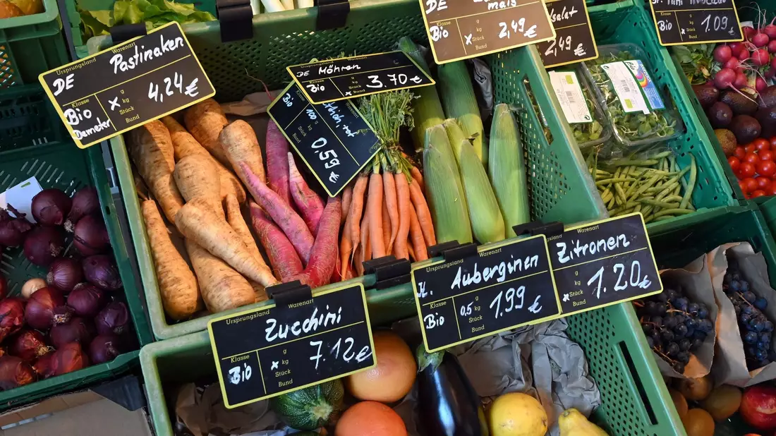 Die hohe Inflation ist seit Monaten eine Belastung für Verbraucherinnen und Verbraucher. Sie zehrt an ihrer Kaufkraft. - Bild: Bernd Settnik/dpa-Zentralbild/dpa
