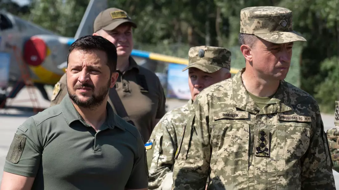 Präsident Wolodymyr Selenskyj betrachtet mit dem Chef der ukrainischen Luftwaffe, Mykola Oleschtschuk, eine Ausstellung von Raketenabwehrwaffen. - Bild: ---/Pool Ukrainian Presidentia/Planet Pix via ZUMA Press Wire/dpa