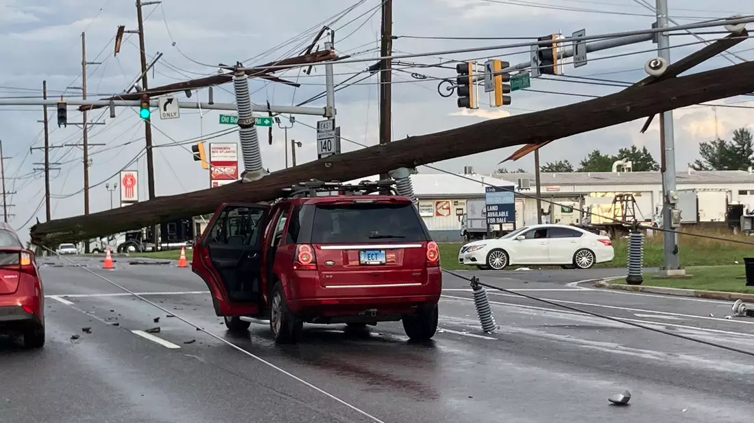 Ein umgestürzter Strommast auf einem Auto an einer Kreuzung in Westminster im Osten der USA. - Bild: Baltimore Sun Staff/The Baltimore Sun/AP/dpa