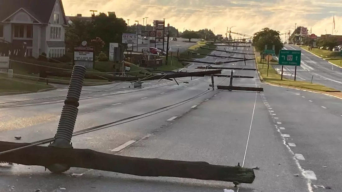 Umgefallene Strommasten auf der Route 140 in Maryland im Osten der USA. - Bild: Baltimore Sun Staff/The Baltimore Sun/AP/dpa