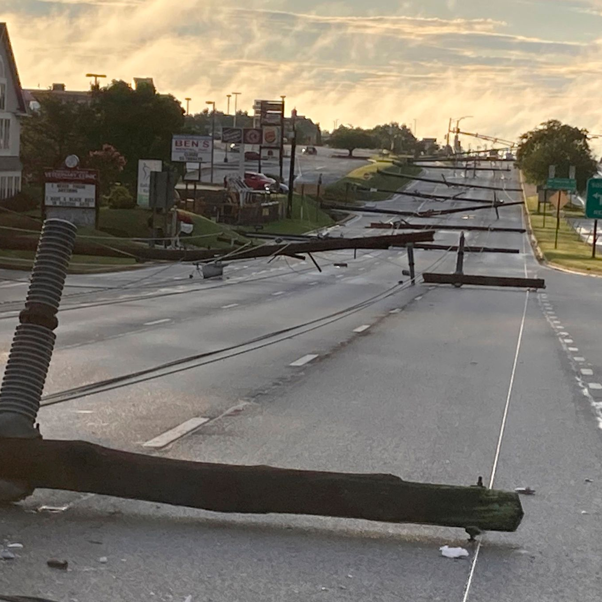 Umgefallene Strommasten auf der Route 140 in Maryland im Osten der USA. - Foto: Baltimore Sun Staff/The Baltimore Sun/AP/dpa