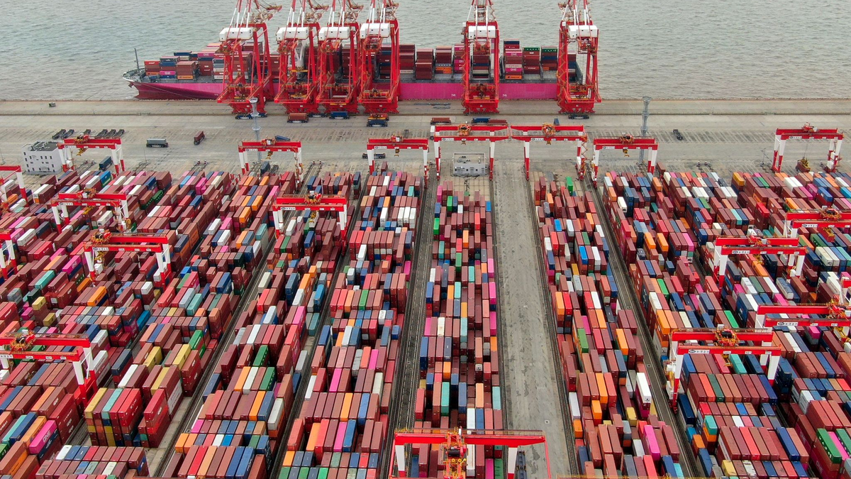 Übersicht des Yangshan-Containerhafens. Chinas Außenhandel zeigte auch im Juli keine Anzeichen einer Erholung. - Foto: Uncredited/CHINATOPIX/AP