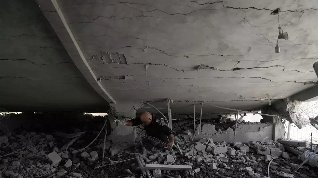 Ein palästinensischer Ingenieur inspiziert eine zerstörte Wohnunung. Die israelische Armee hat das Haus eines Palästinensers zerstört, der vor sechs Monaten zwei Israelis getötet hatte. - Bild: Nasser Nasser/AP/dpa