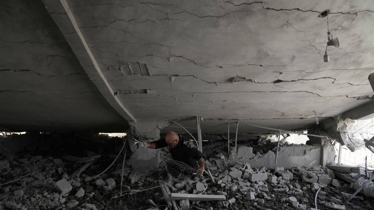 Ein palästinensischer Ingenieur inspiziert eine zerstörte Wohnunung. Die israelische Armee hat das Haus eines Palästinensers zerstört, der vor sechs Monaten zwei Israelis getötet hatte. - Foto: Nasser Nasser/AP/dpa