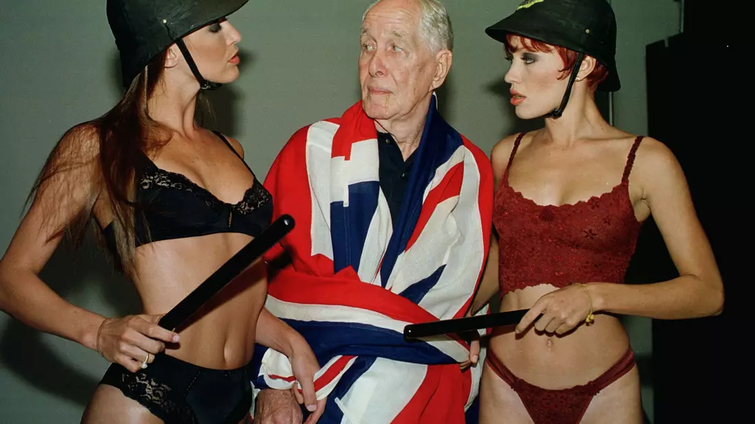 Der Postzug-Räuber Ronald Ronnie Biggs im Jahr 1997 vor seinem Haus in Santa Tereza in Brasilien. - Bild: Renzo Gostoli/dpa
