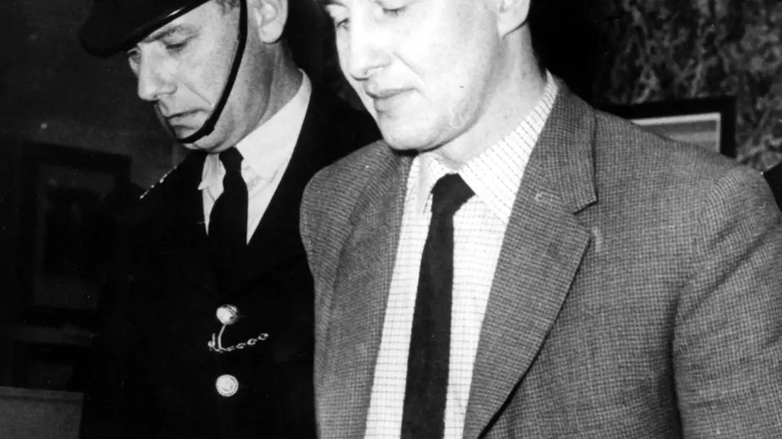 Der englische Posträuber Ronald Ronnie Biggs nach der Urteilsverkündung in London 1964. - Bild: -/dpa