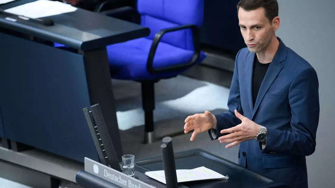 Andreas Audretsch (Bündnis 90/Die Grünen) will insbesondere die Baubranche kräftig fördern. - Bild: Bernd von Jutrczenka/dpa