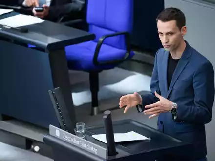 Andreas Audretsch (Bündnis 90/Die Grünen) will insbesondere die Baubranche kräftig fördern. - Foto: Bernd von Jutrczenka/dpa