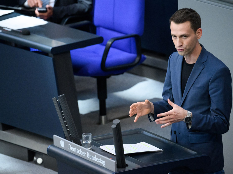 Andreas Audretsch (Bündnis 90/Die Grünen) will insbesondere die Baubranche kräftig fördern. - Foto: Bernd von Jutrczenka/dpa