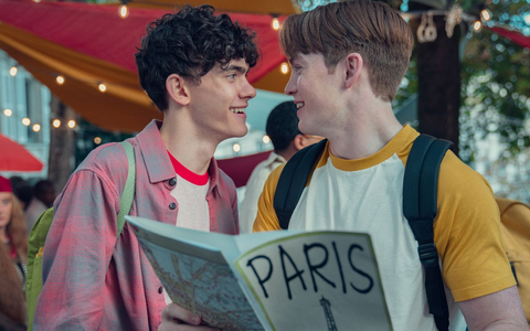 Joe Locke (l) als Charlie und Kit Connor als Nick in einer Szene der 2. Staffel der Netflix-Serie Heartstopper. - Foto: Teddy Cavendish/Netflix/dpa