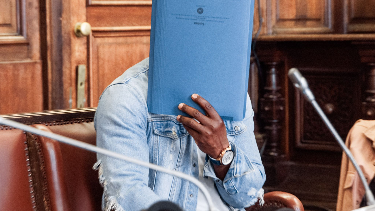 Der Angeklagte soll seine ehemalige Lebensgefährtin mit Messerstichen lebensgefährlich verletzt haben. - Foto: Markus Scholz/dpa