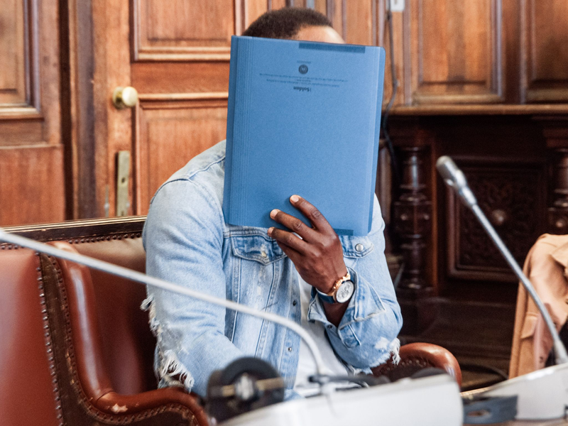 Der Angeklagte soll seine ehemalige Lebensgefährtin mit Messerstichen lebensgefährlich verletzt haben. - Foto: Markus Scholz/dpa