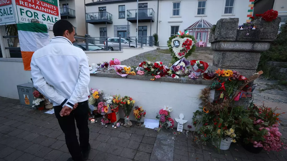 Blumen vor dem ehemaligen Haus der irischen Sängerin Sinead O'Connor. - Bild: Liam Mcburney/PA Wire/dpa