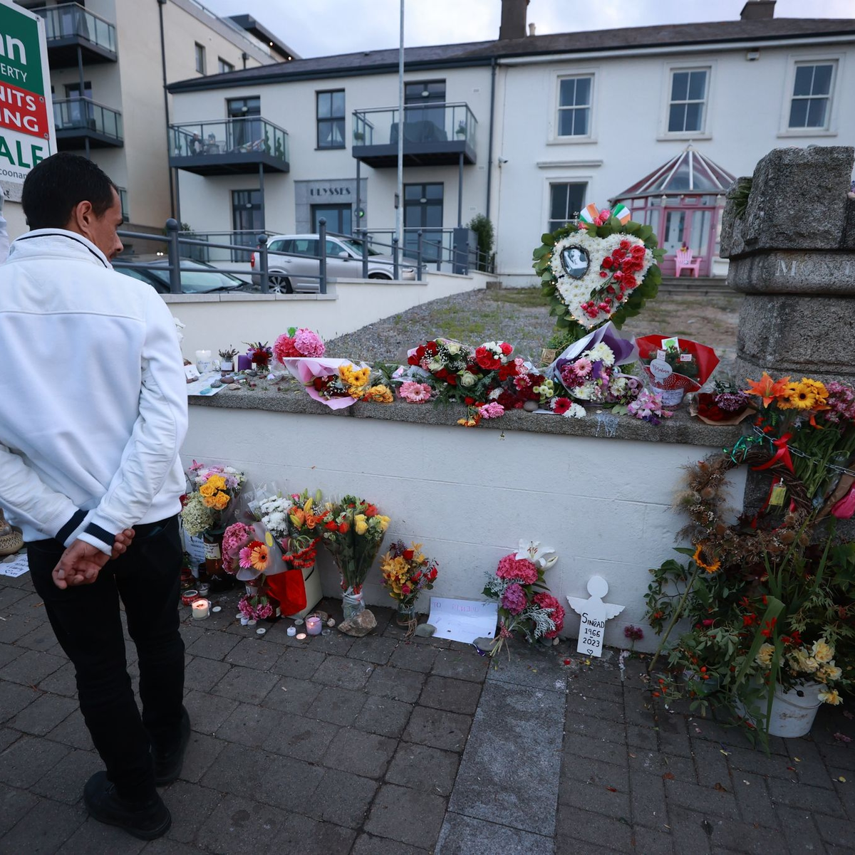 Blumen vor dem ehemaligen Haus der irischen Sängerin Sinead O'Connor. - Foto: Liam Mcburney/PA Wire/dpa