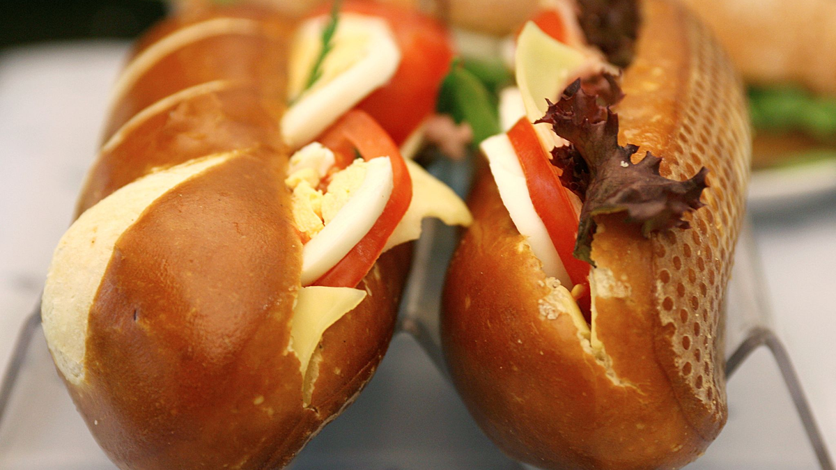 Belegte Laugenstangen: Solche Gastronomieangebote sind wieder deutlich gefragter als zu Corona-Zeiten. - Foto: Roland Weihrauch/dpa