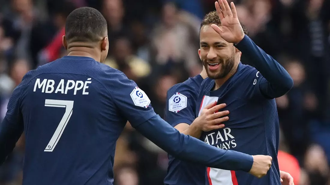 Noch steht Neymar (r) bei Paris Saint-Germain unter Vertrag. - Bild: Franck Fife/AFP/dpa
