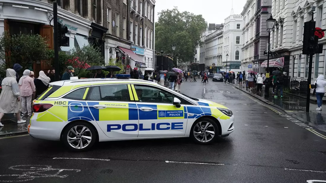 Ein Polizeifahrzeug sperrt eine Straße am British Museum in London ab. - Bild: Jordan Pettitt/PA Wire/dpa