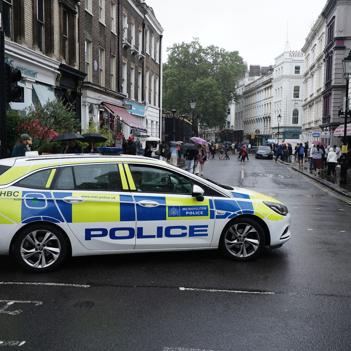 Ein Polizeifahrzeug sperrt eine Straße am British Museum in London ab. - Foto: Jordan Pettitt/PA Wire/dpa