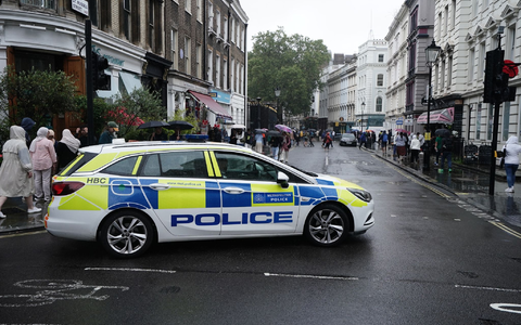 Ein Polizeifahrzeug sperrt eine Straße am British Museum in London ab. - Foto: Jordan Pettitt/PA Wire/dpa