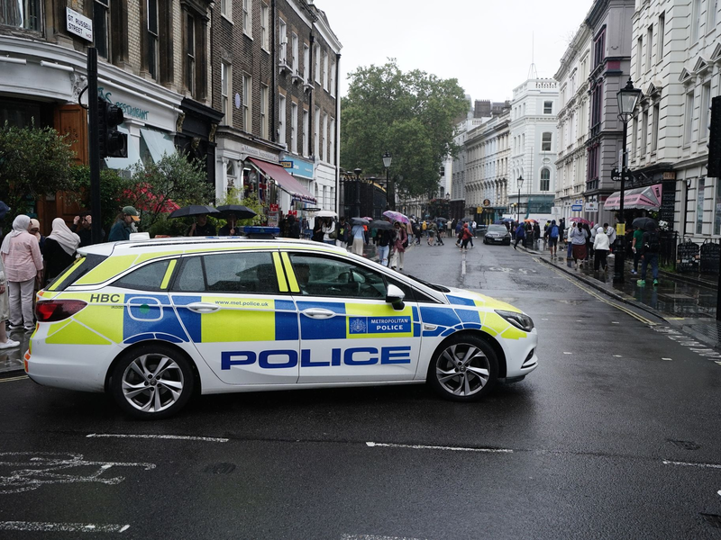 Ein Polizeifahrzeug sperrt eine Straße am British Museum in London ab. - Foto: Jordan Pettitt/PA Wire/dpa