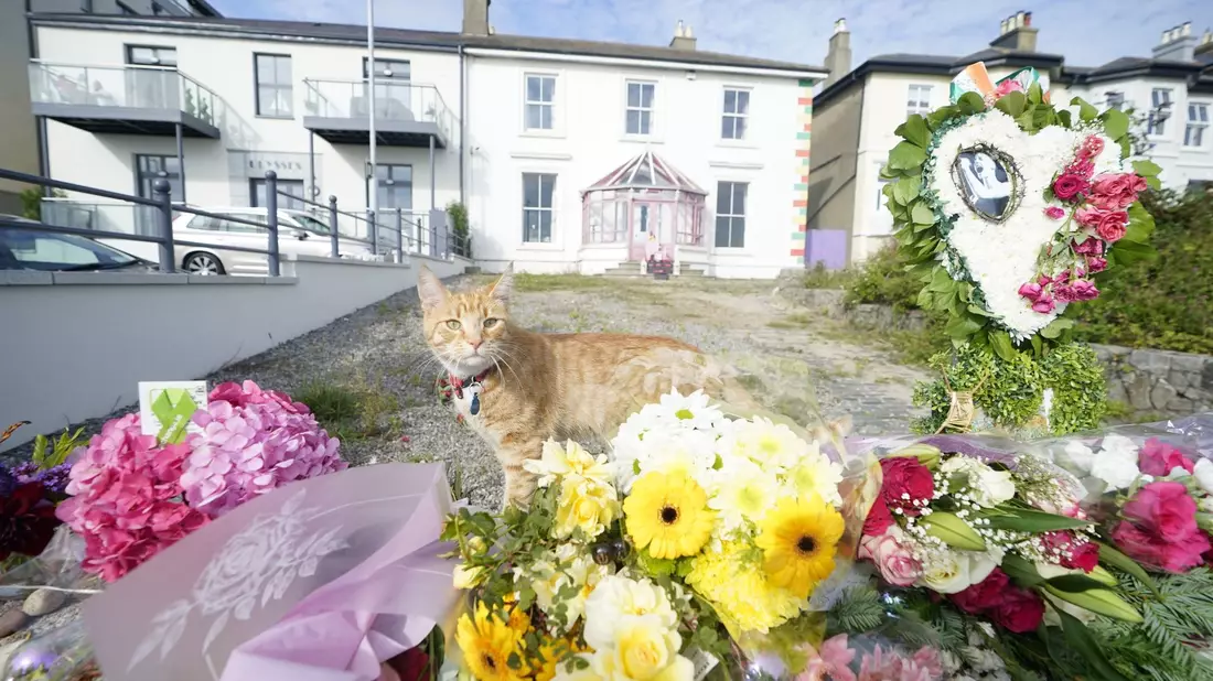 Blumen vor dem ehemaligen Haus der irischen Sängerin Sinéad O'Connor. - Bild: Niall Carson/PA Wire/dpa