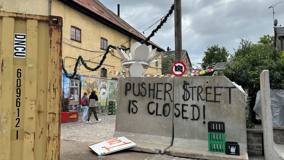«Pusher Street is closed!» (Die Pusher Street ist geschlossen) steht an einer Blockade in der Kopenhagener Freistadt Christiania. - Foto: -/dpa