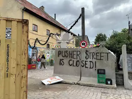 «Pusher Street is closed!» (Die Pusher Street ist geschlossen) steht an einer Blockade in der Kopenhagener Freistadt Christiania. - Foto: -/dpa