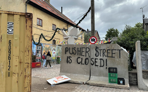 «Pusher Street is closed!» (Die Pusher Street ist geschlossen) steht an einer Blockade in der Kopenhagener Freistadt Christiania. - Foto: -/dpa